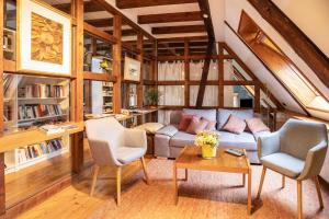a living room with a couch and two chairs at Ferienwohnung Lieblingsplatz in Bremen