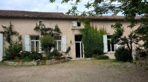 a large house with a yard in front of it at Gite Terre Happy Ribérac in Ribérac