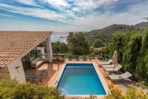 a villa with a swimming pool and a house at Espectacular villa en Begur in Begur