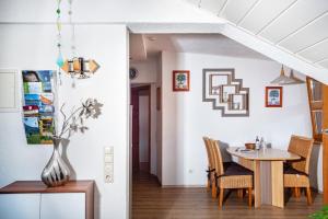 a dining room and kitchen with a table and chairs at Paulas Ferienwohnung Koenigscard in Füssen