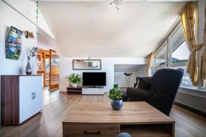 a living room with a couch and a table at Paulas Ferienwohnung Koenigscard in Füssen