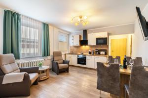 a kitchen and living room with a table and chairs at Pension Clara in Klipphausen