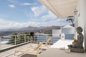 a statue sitting on the balcony of a house at Amanecer 4 in Mácher