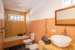 a bathroom with a sink and a toilet and a tub at Amanecer 4 in Mácher +2 photos