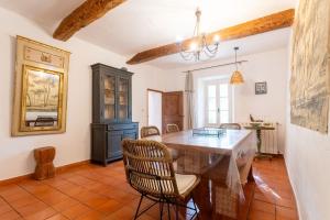 a dining room with a table and chairs at Maison de charme avec jacuzzi in Lorgues