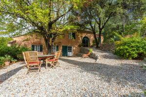a table and chairs in front of a house at Maison de charme avec jacuzzi in Lorgues