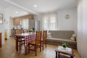 a kitchen and a living room with a table and chairs at Monte Dos Pastorinhos in Fátima