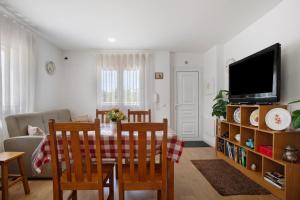 a living room with a table and a tv at Monte Dos Pastorinhos in Fátima