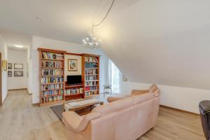 a living room with a couch and a tv at Ferienwohnung Familie Arnhofer in Waal