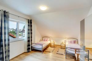 a bedroom with two beds and a window at Ferienwohnung Familie Arnhofer in Waal