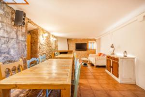 a living room with a table and a couch at Can Favo in Copóns