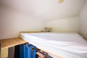 a bed in a room with a ceiling at Appartement spa fleures d'Orelle in Orelle +23 photos
