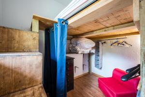 a room with a bed and a red couch at Appartement spa fleures d'Orelle in Orelle