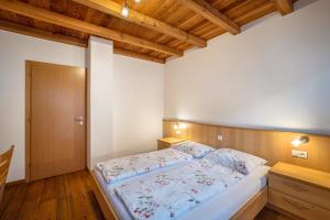 a bedroom with a large bed with a wooden headboard at Speckign Apartment 3 in Cadipietra