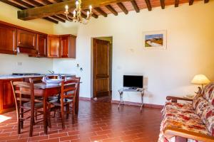 a living room with a table and a kitchen at Il Cancellone - Grillo in Montiano