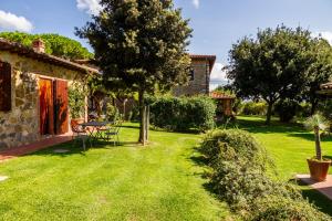 a garden with a table and chairs and a building at Il Cancellone - Grillo in Montiano