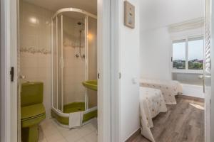 a bathroom with a green toilet and a sink at La Escala in L'Escala +12 photos
