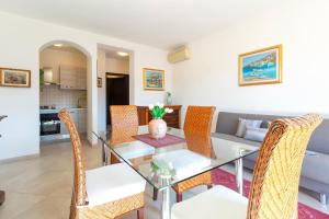 a dining room with a table and chairs and a couch at Centralissimo Charlie Beach in Castelsardo