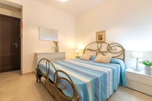 a bedroom with a large bed with a blue blanket at Centralissimo Charlie Beach in Castelsardo