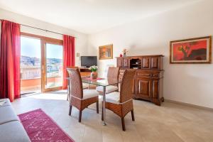 a living room with a glass table and chairs at Centralissimo Charlie Beach in Castelsardo +25 photos