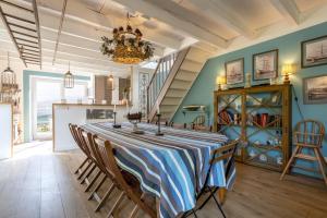 a dining room with a table and chairs at La bonne descente in Fouesnant
