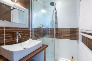 a bathroom with a sink and a shower at La bonne descente in Fouesnant
