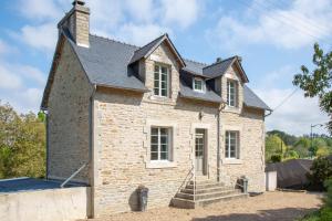 an old brick house with stairs in front of it at La bonne descente in Fouesnant