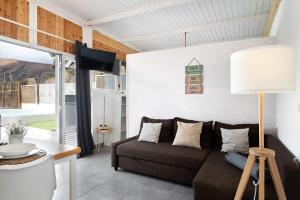 a living room with a couch and a tv at Suite Amanecer in Mácher