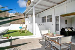 a small patio with a table and chairs at Suite Amanecer in Mácher