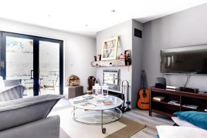 a living room with a couch and a table at Casa Douro Janja in Armamar