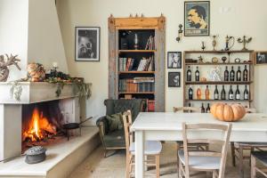 a living room with a fireplace and a table and chairs at L'aia di San Giorgio in Ortelle