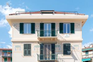 a building with a bench on top of it at Bilocale Mezzano in centro in Varazze