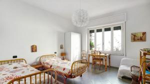 a bedroom with two beds and a table at La Solatia in Zoagli