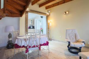 a dining room with a table and chairs at Le paradis sur mer in Paimpol