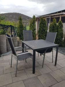 two chairs and a table and a table and chairs at Lila Pause in Ellweiler