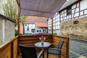 a patio with a table and chairs on a balcony at Aposto Apartments 1 in Oberderdingen