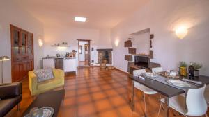 a kitchen and living room with a table and chairs at Casa Margarita 2 in Mala