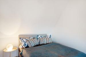 a bedroom with a bed with pillows on it at Ferienhaus Mühlenperle in Güstow