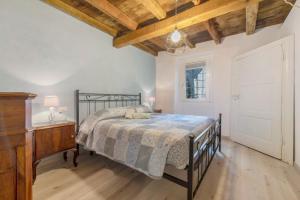 a bedroom with a bed and a dresser and a window at Prima Del Cielo - Appartamento Lago in Esino Lario
