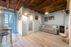 a living room with a couch and a table at Prima Del Cielo - Appartamento Lago in Esino Lario