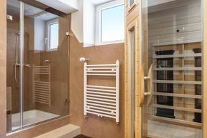 a bathroom with a walk in shower and a glass shower stall at Krottenhill 2 ¼ in Ingenried +17 photos