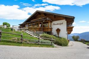 a building on top of a hill with a mountain at Apartment Schwalbennest in Mühlbach