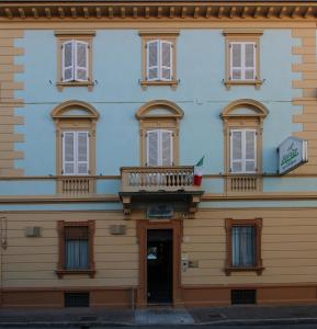 un edificio con un balcón en el lateral. en Il Giardinetto, en Vercelli