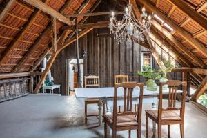 a dining room with a table and chairs and a chandelier at Kleiner Hof Rosenrot in Endingen