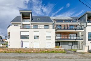a white house with a gray roof at Appartement Port Lin proche Océan in Le Croisic