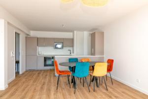 a kitchen and dining room with a table and chairs at Appartement Port Lin proche Océan in Le Croisic