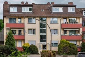 an apartment building with windows and a street light at Kleines Glück in Delmenhorst