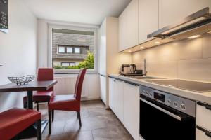 a kitchen with a table and chairs and a window at Kleines Glück in Delmenhorst