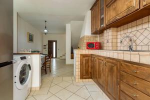 a kitchen with a washer and dryer in a room at Appartamento Libio Porto Torres in Porto Torres