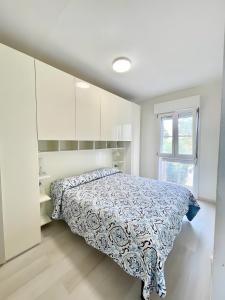 a bedroom with a bed and a window at Casa Greis in Stintino